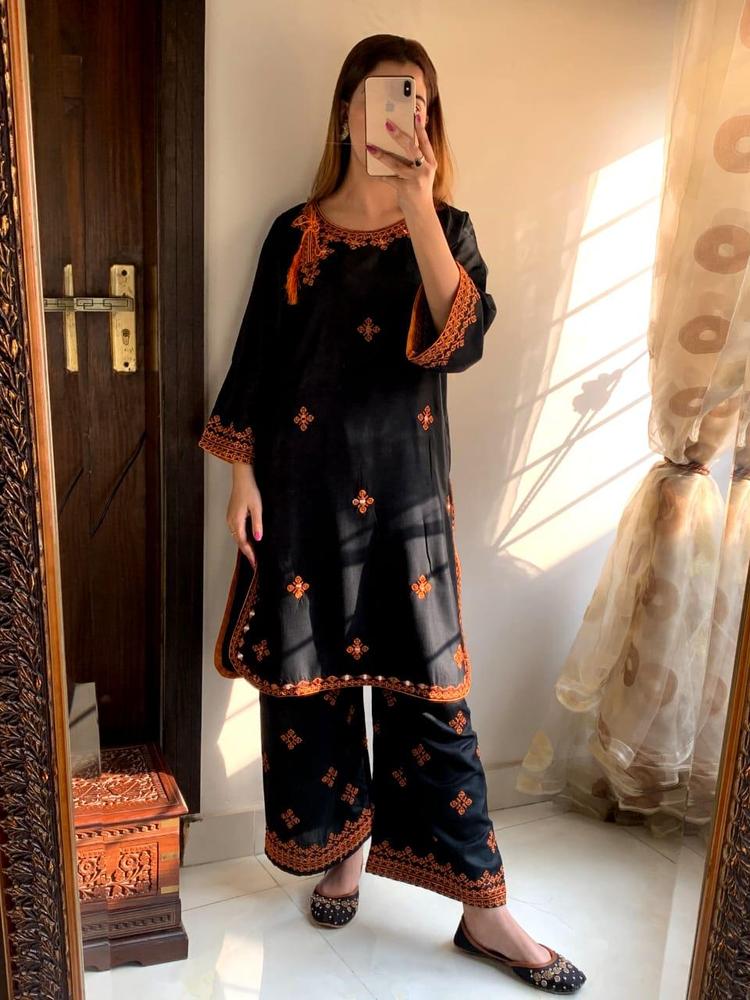 🖤 Embroidered Linen Elegance – 2 Pc Suit for Women 🖤