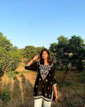 ✨ Shez Collection – Elegant Embroidered Linen Kurta ✨